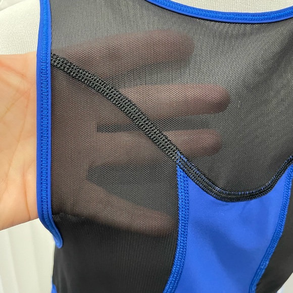 Lululemon Sculpt Tank ll in RARE Blue and Black colored top size 6-8 - Picture 8 of 12